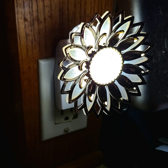 ROSE GOLD FLOWER NIGHTLIGHT WALLFLOWER PLUG - Picture 4 of 4